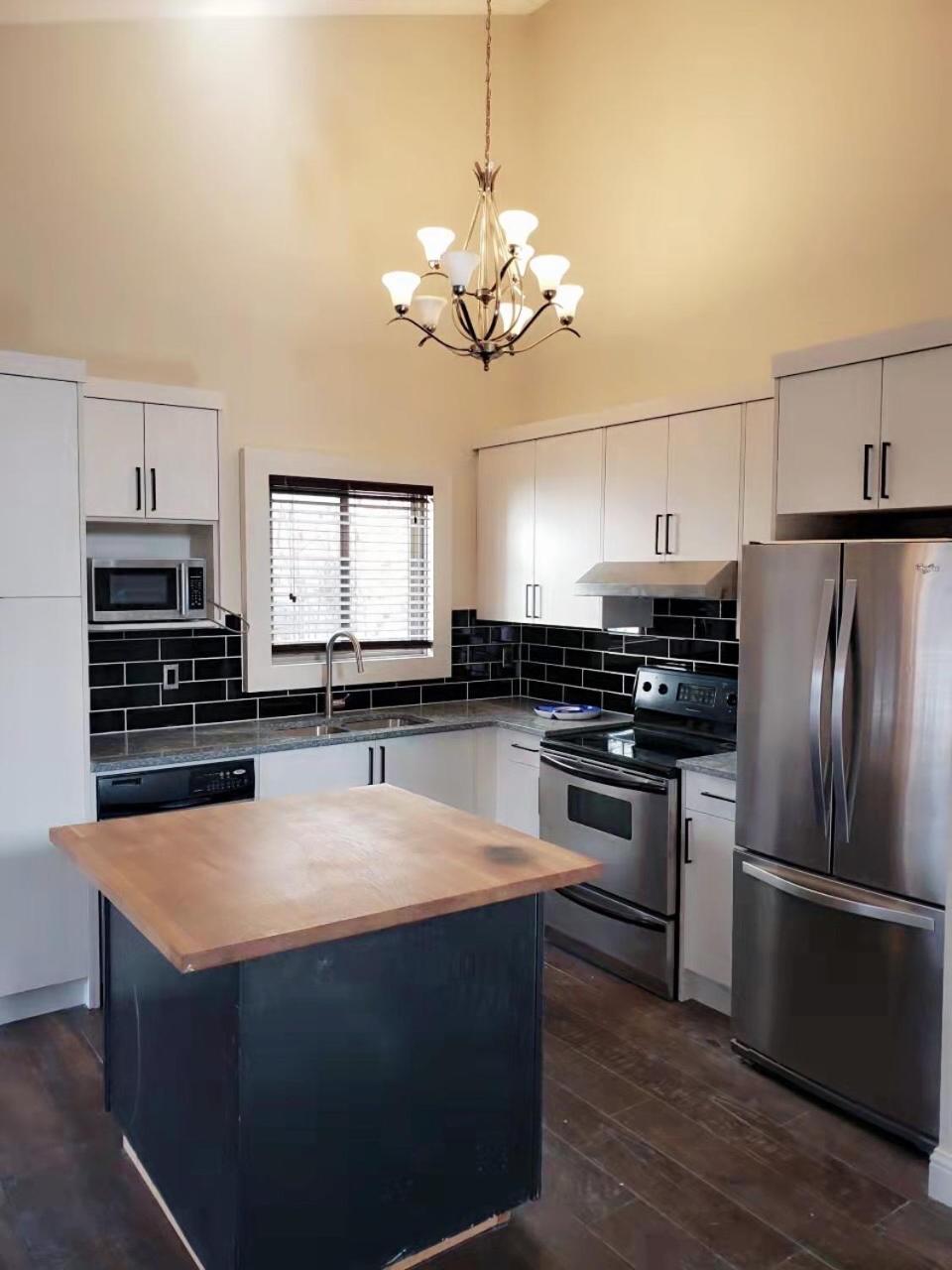 Gorgeous House&30 Second Bus Station Close C-Train& Free Parking YYC المظهر الخارجي الصورة