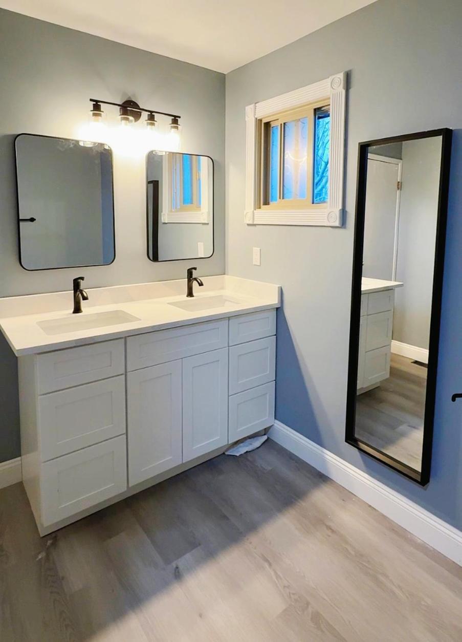 Gorgeous House&30 Second Bus Station Close C-Train& Free Parking YYC المظهر الخارجي الصورة