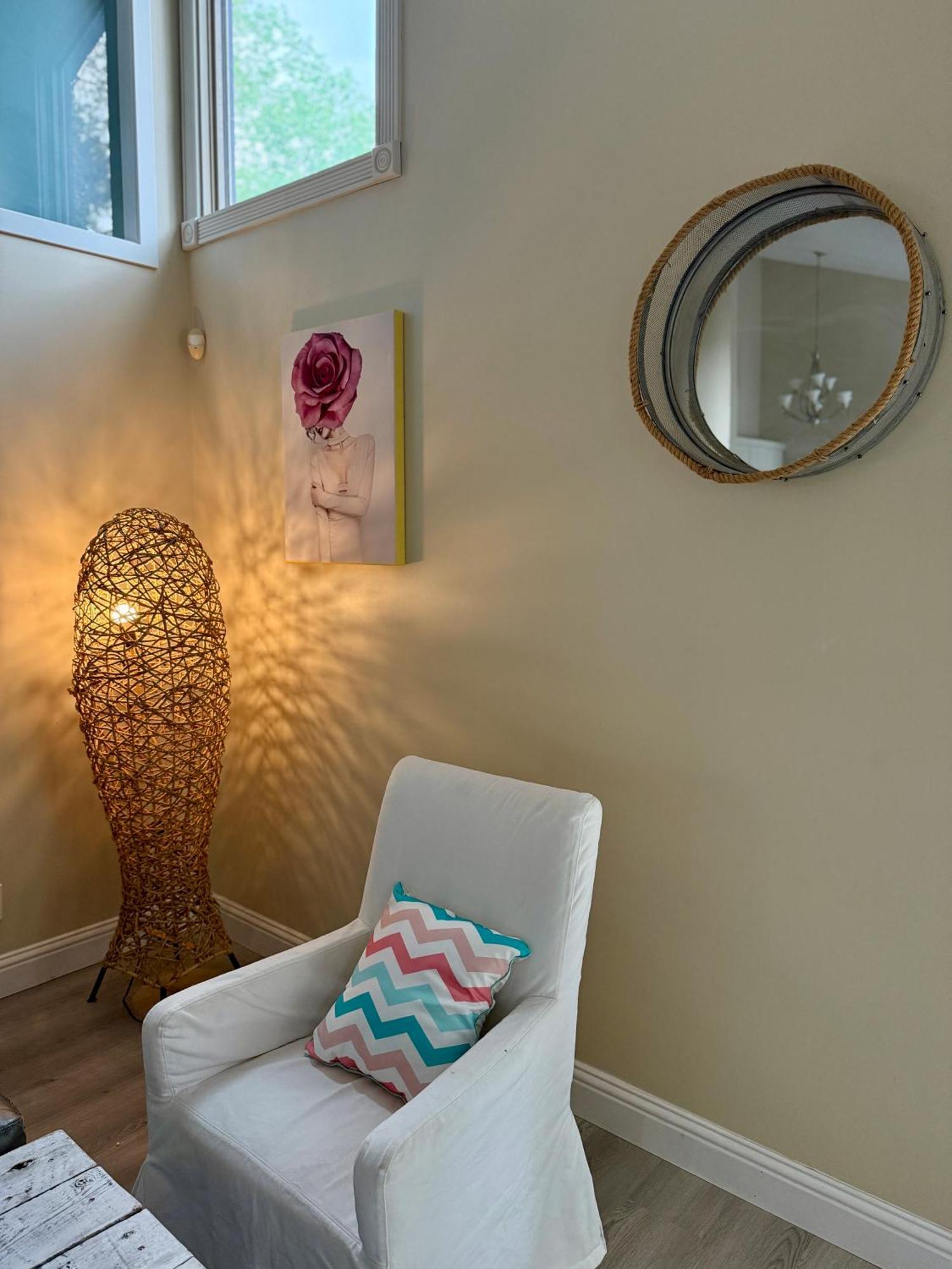 Gorgeous House&30 Second Bus Station Close C-Train& Free Parking YYC المظهر الخارجي الصورة