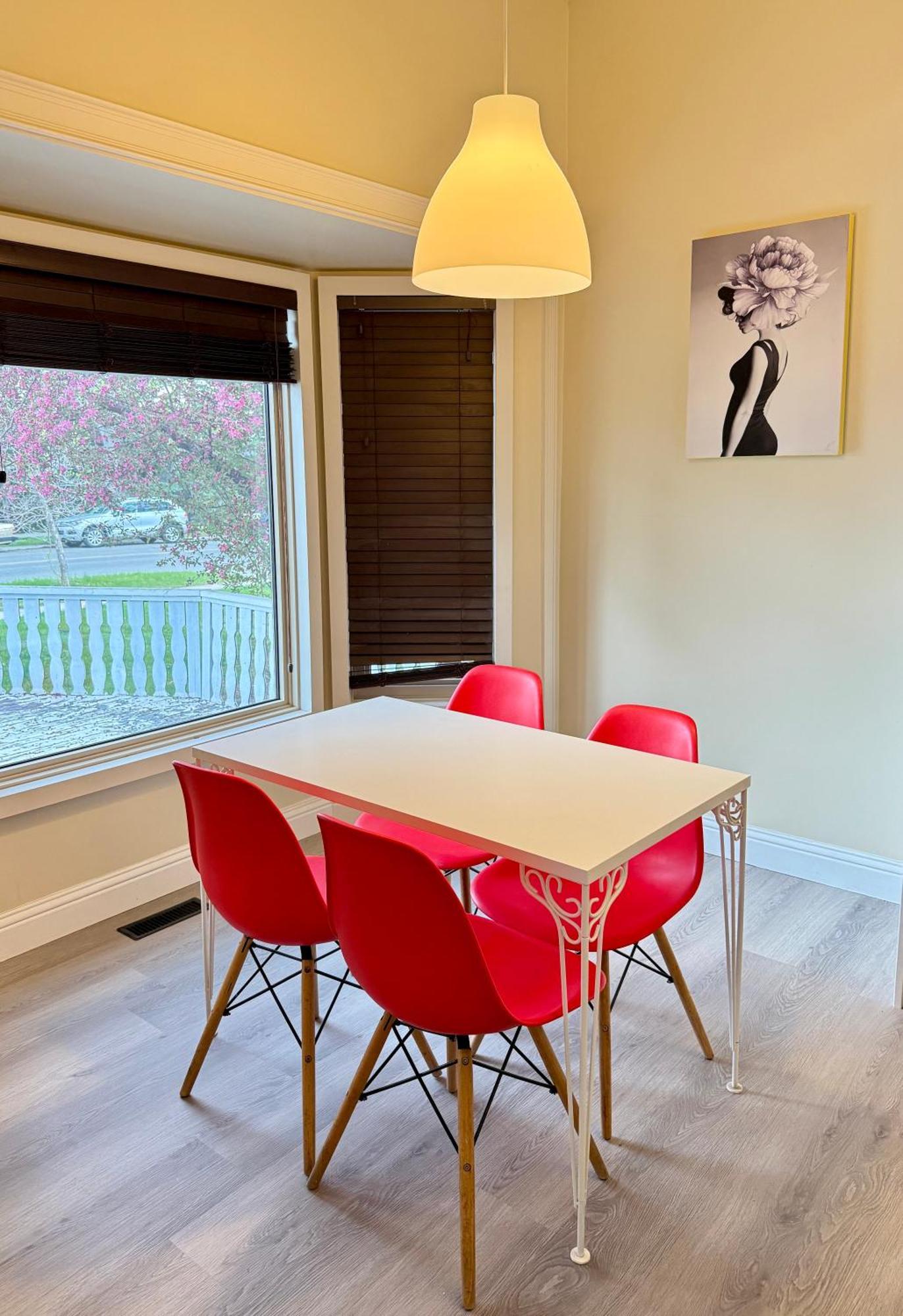 Gorgeous House&30 Second Bus Station Close C-Train& Free Parking YYC المظهر الخارجي الصورة