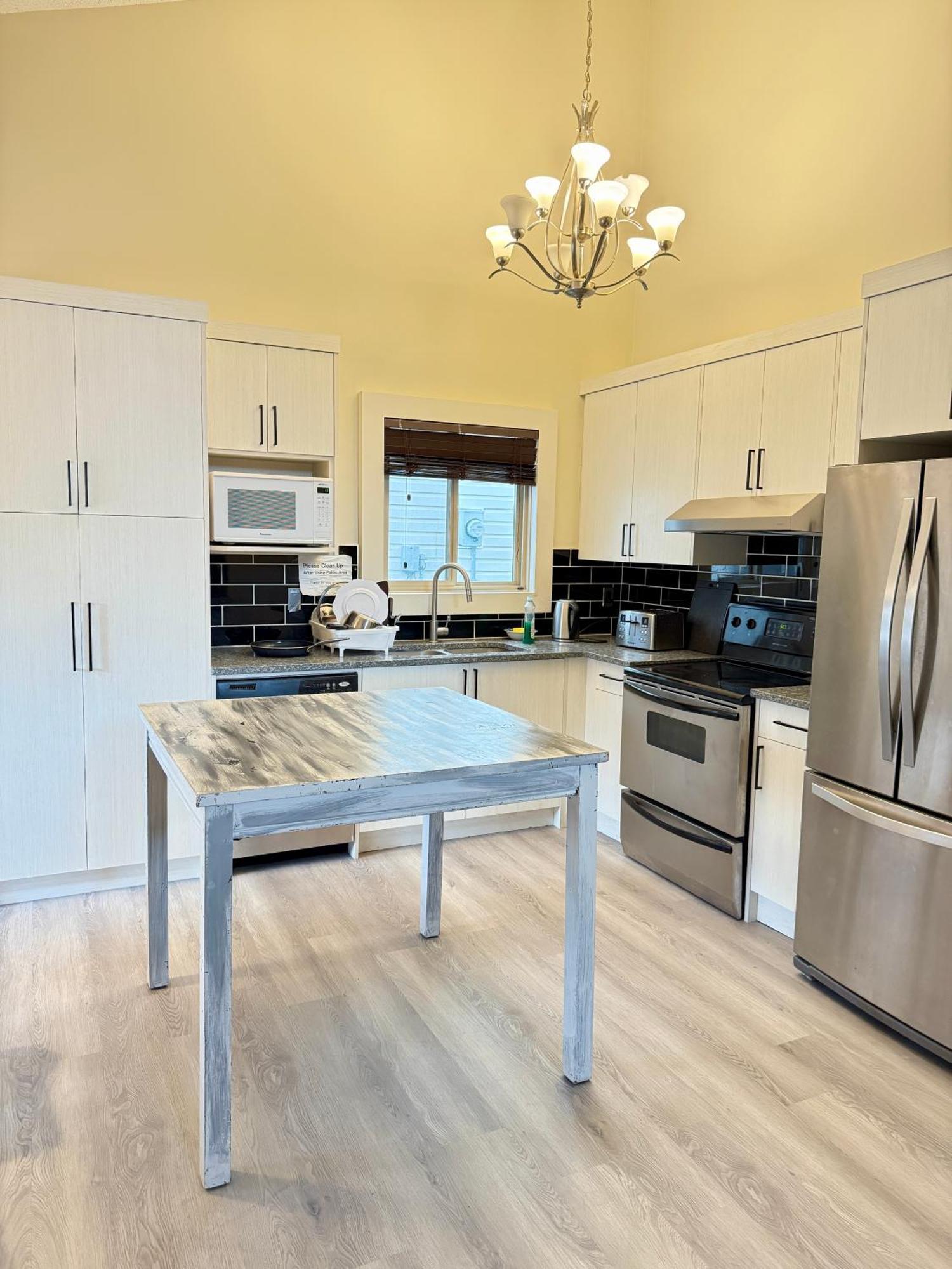 Gorgeous House&30 Second Bus Station Close C-Train& Free Parking YYC المظهر الخارجي الصورة